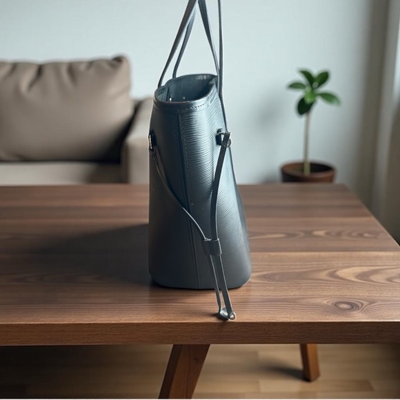 Louis Vuitton Epi Leather Neverfull MM Black | Like New + Entrupy COA+Insert - Picture 4 of 16